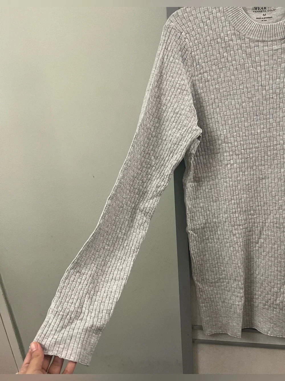 NWT Kenneth Cole Gray Long Sleeve V-Neck Sweater Thin Men’s Size Medium Slim Fit